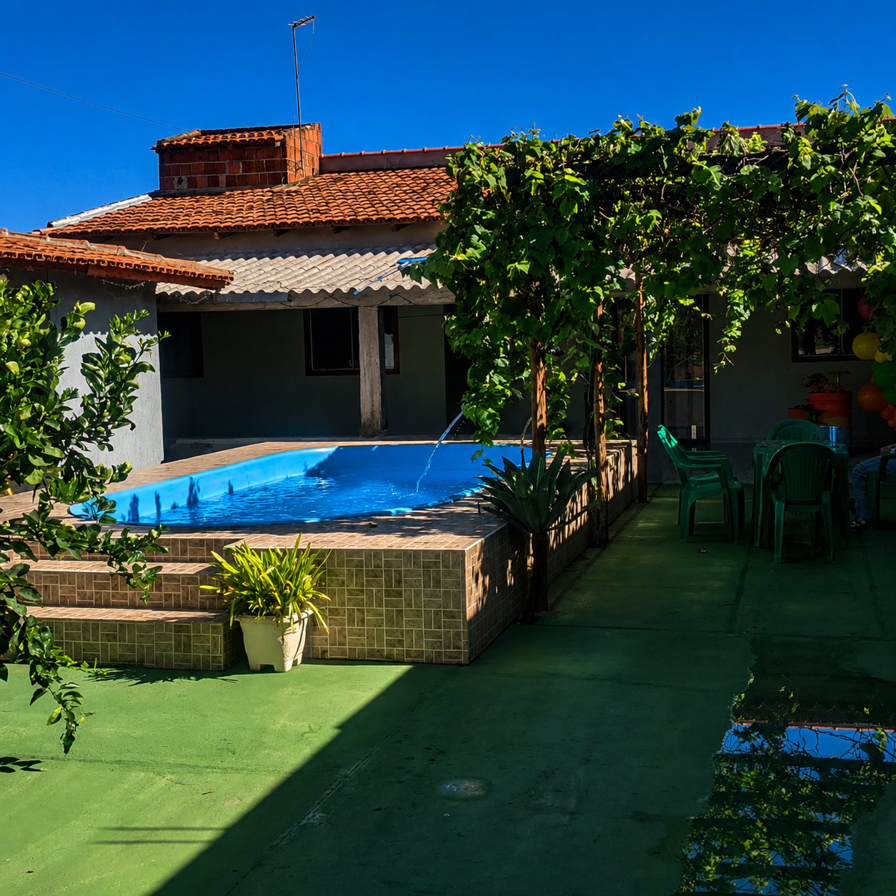 Área externa com pergolado e piscina