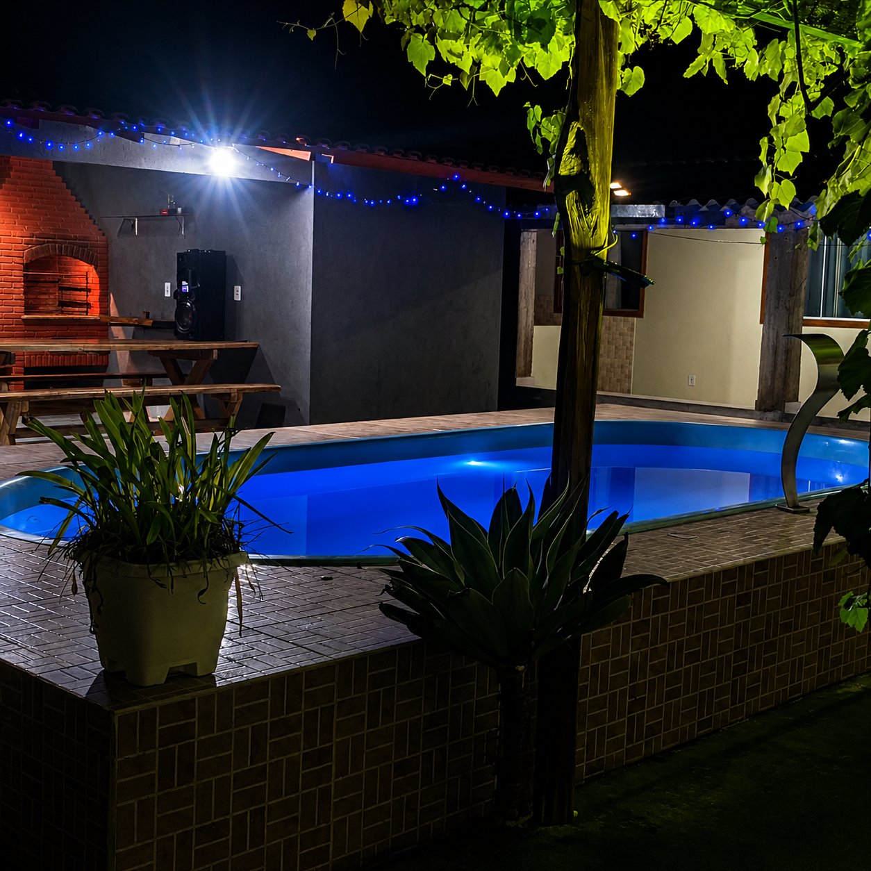 Piscina iluminada à noite
